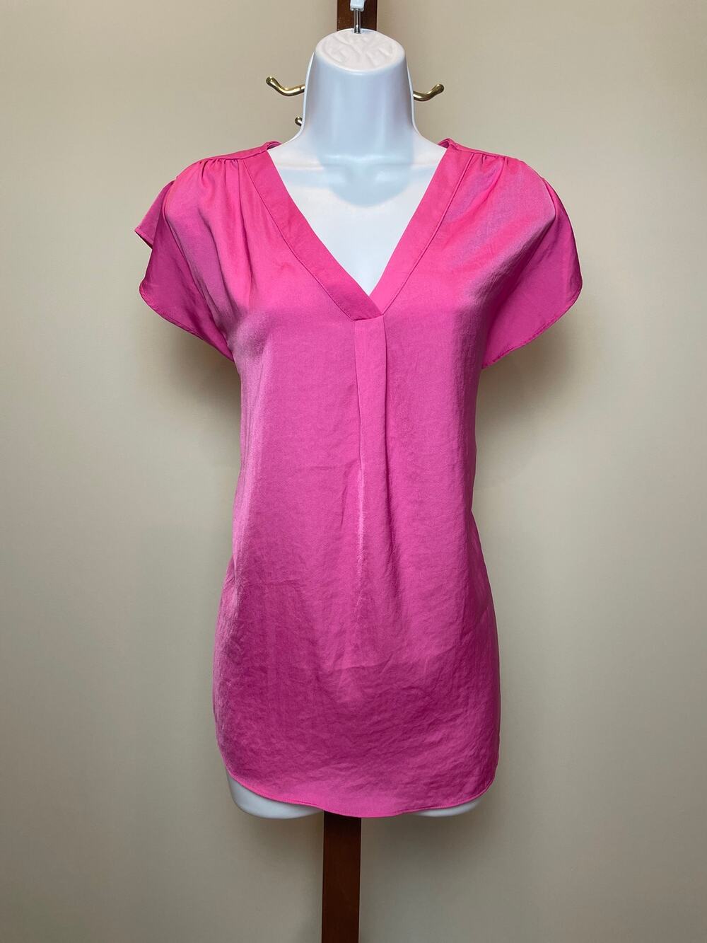 Vince Camuto Satin V Neck Blouse Size L Hot Pink Cap Sleeve Inverted Pleat